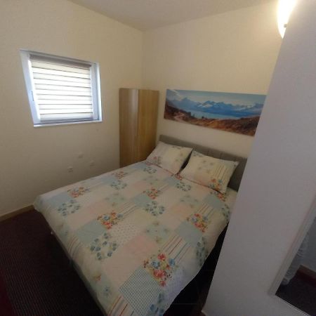 Studio Apartman Sutic Kaštel Novi Εξωτερικό φωτογραφία