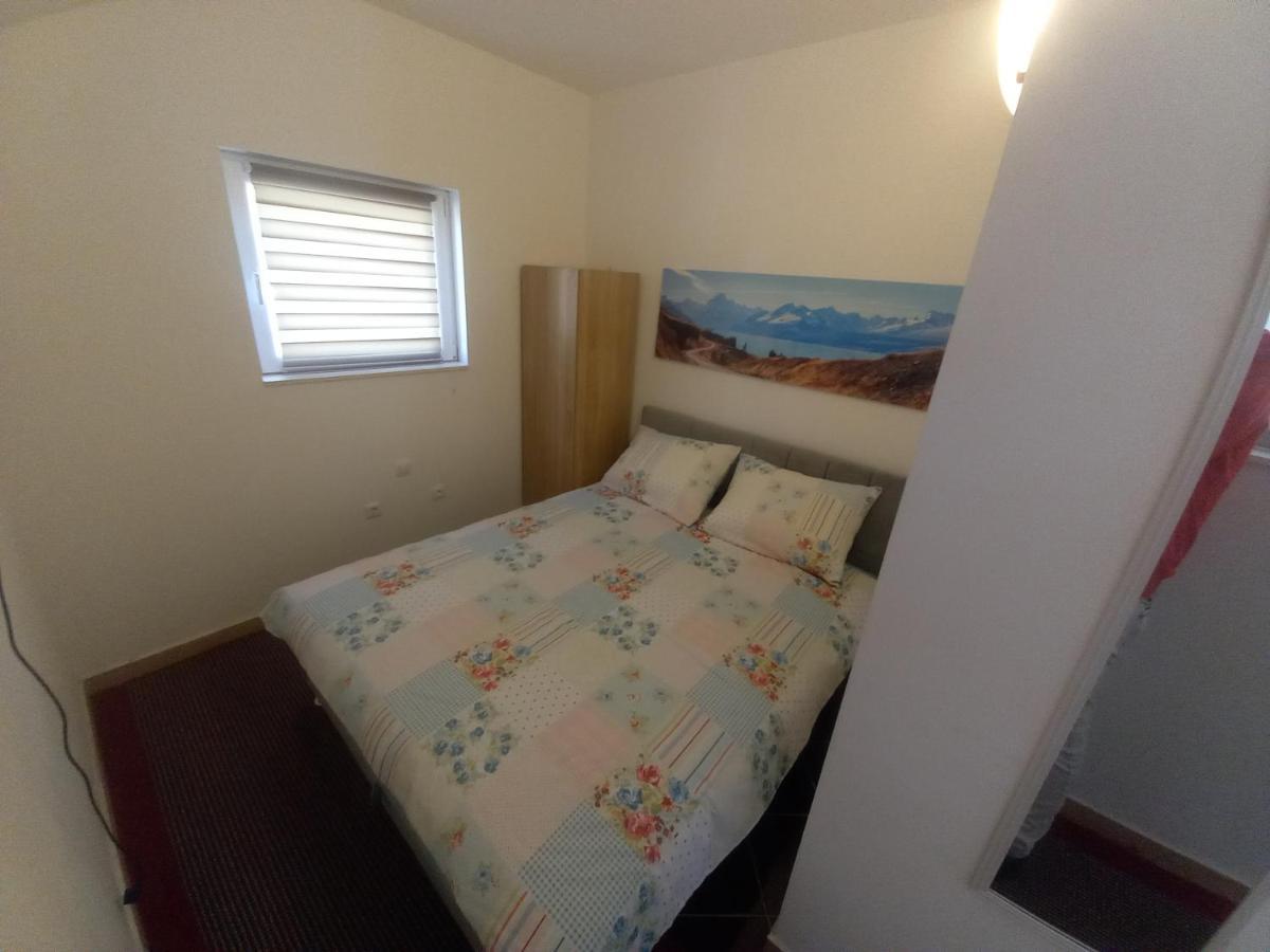 Studio Apartman Sutic Kaštel Novi Εξωτερικό φωτογραφία
